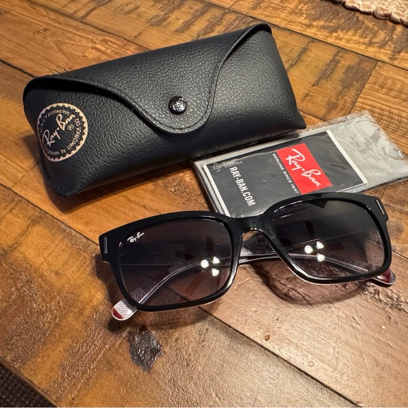 Ray-Ban RayBan RB2190 Black Frame Gray Gradient Lenses Sunglasses - Picture 2 of 5